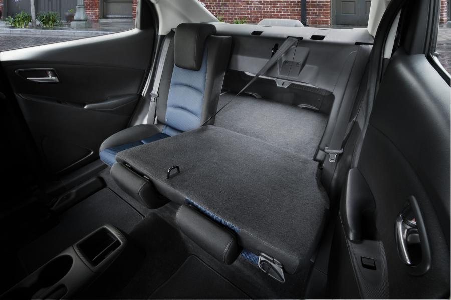 Интерьер Toyota Yaris iA 2016 года  (US) (фото 4 из 6)